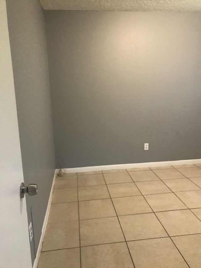 Building Photo - SPACIOUS RANCH STYLE 3 BEDROOM 2 FULL BATH...