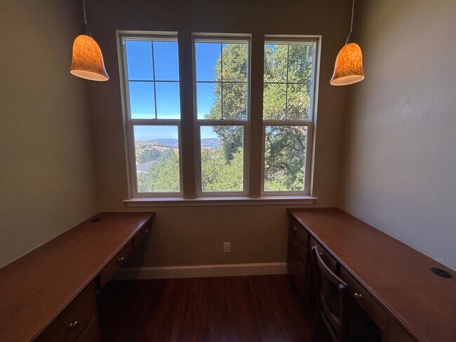 Building Photo - Luxurious and Spacious 5 Bedroom in Gilroy