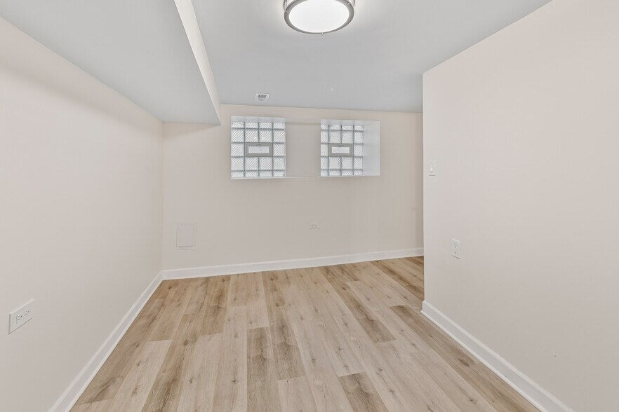 Building Photo - 1345 N Maplewood Ave