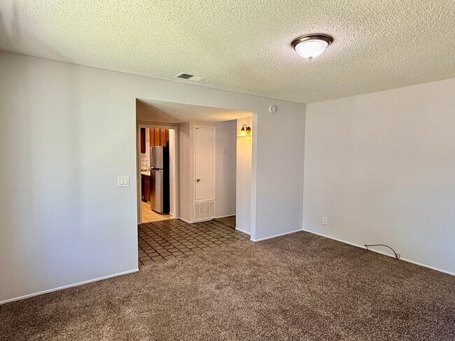 Building Photo - Spacious 3 Bedroom 2 Bath Home with 2 Car Garage and Central Air Conditioning