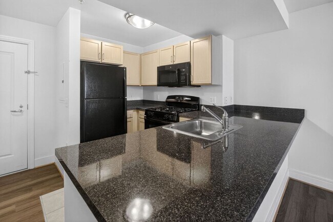 Building Photo - Short Walk to the Wharf! - Professionally Managed  and Spacious 1BR With Monument Views