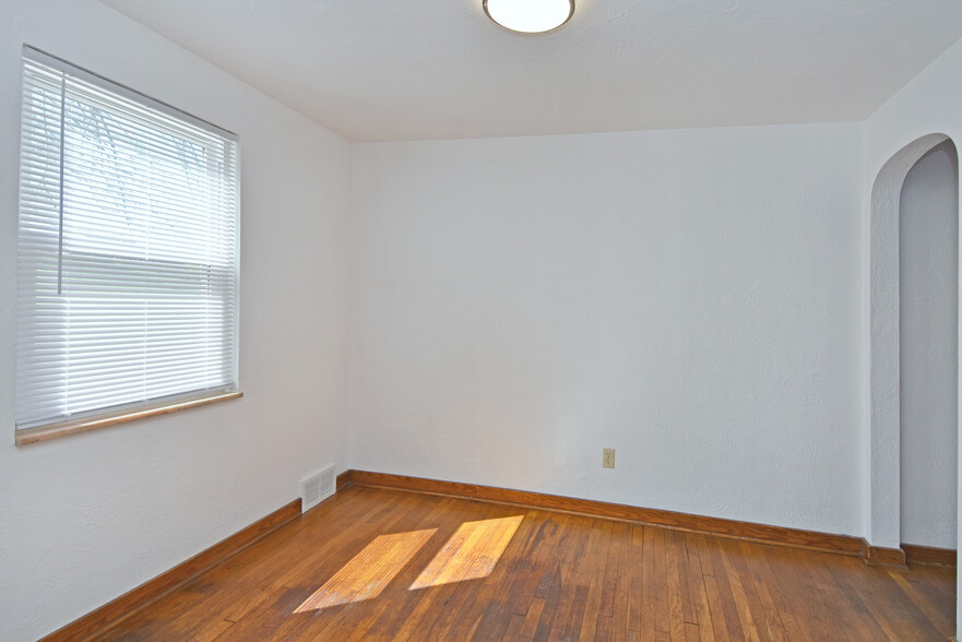 Separate dining room with all new LED lighting and mini-blinds throughout - 31 Marylea Ave