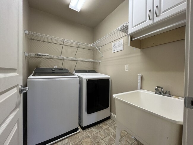 Building Photo - Beautiful 5 Bedroom Home + Office with Grand Entry, Gourmet Kitchen & Private Backyard