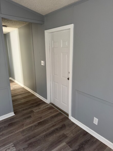 Building Photo - 924 W 49th St