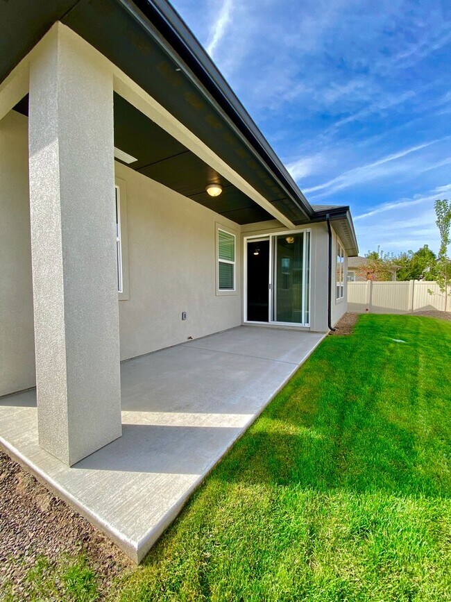 Building Photo - Lovely Single Level 3 Bed 2 Bath Home in M...