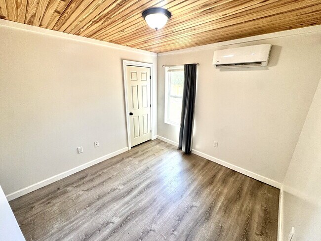 Building Photo - Cute newer home with large fenced yard!