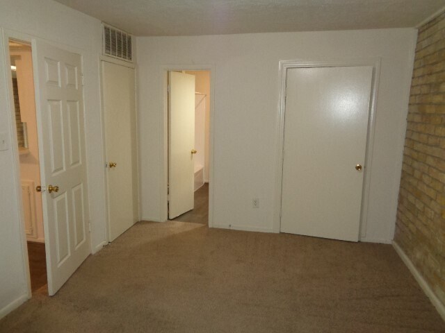 Building Photo - 701 Foster Dr