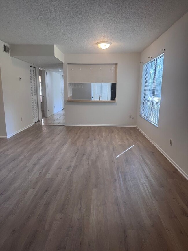 Building Photo - Temple Terrace Condo
