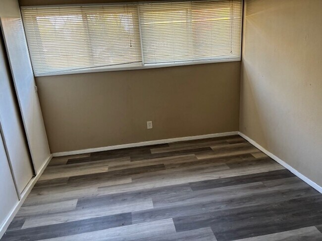 Building Photo - 3 Bedroom, 1 Bath Single Family Home