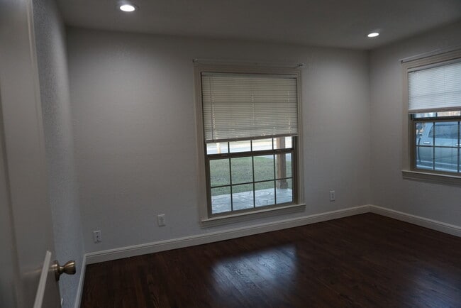 Building Photo - 1601 W Felix St