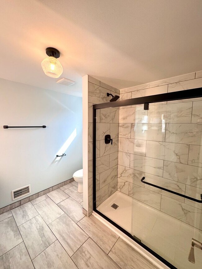 Building Photo - Spacious 5-Bedroom Home in Prime Royal Oak Location – $2,900/month