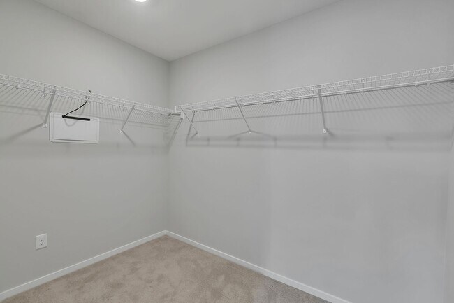 Building Photo - Spacious Puyallup Home with Room for the E...