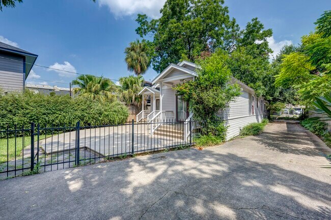 Building Photo - 1403 Bonnie Brae St