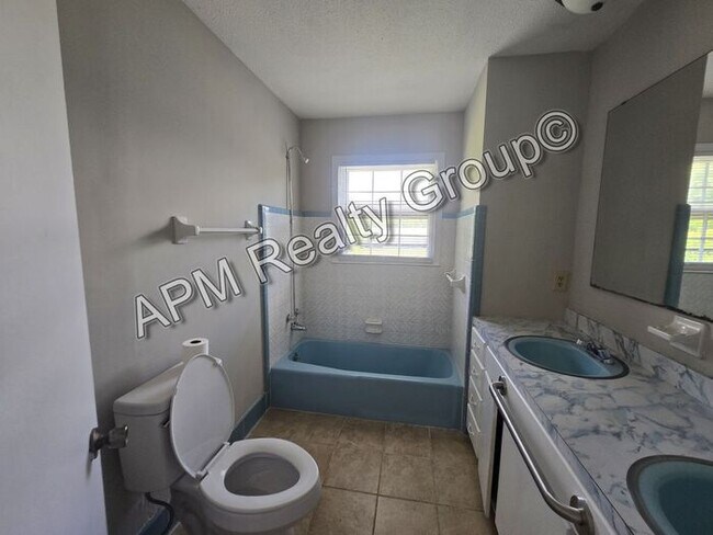Building Photo - Spacious three bedroom West Columbia home