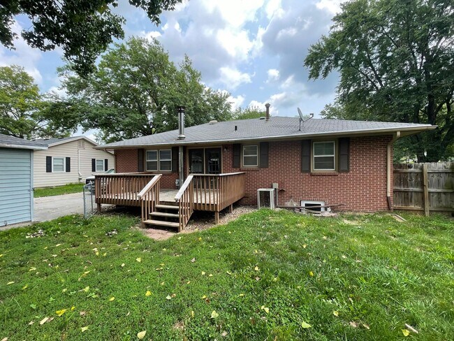Building Photo - 5Bed/2Bath In Central Lincoln!