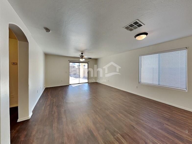 Building Photo - 6019 W Jones Ave