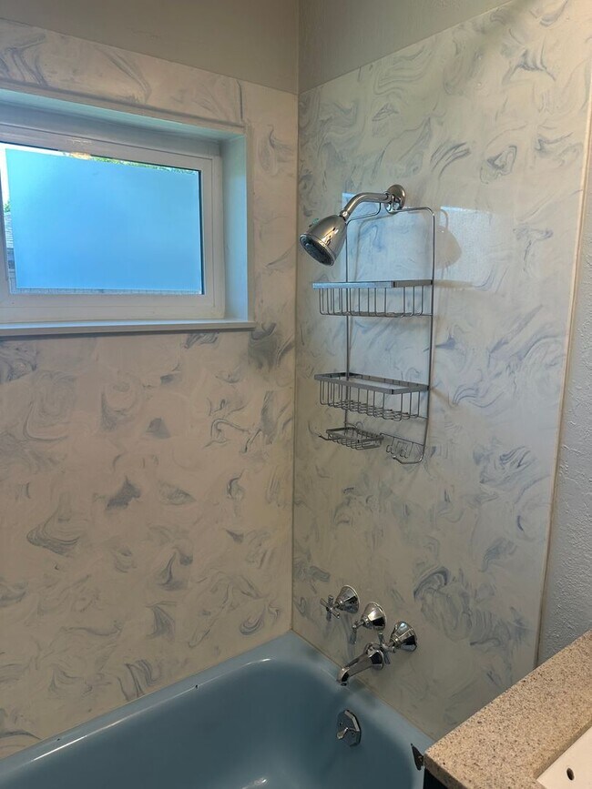 Building Photo - Updated 2 bedroom 2 bath house with a deta...