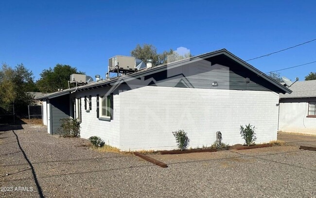 Building Photo - 2726 E Willetta St