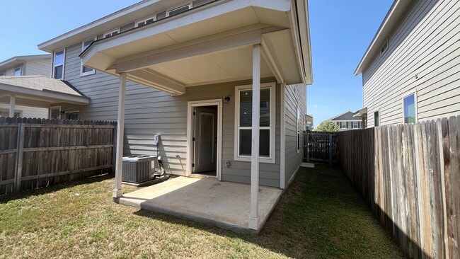 Building Photo - Lynwood Village Townhome - Move-in Ready