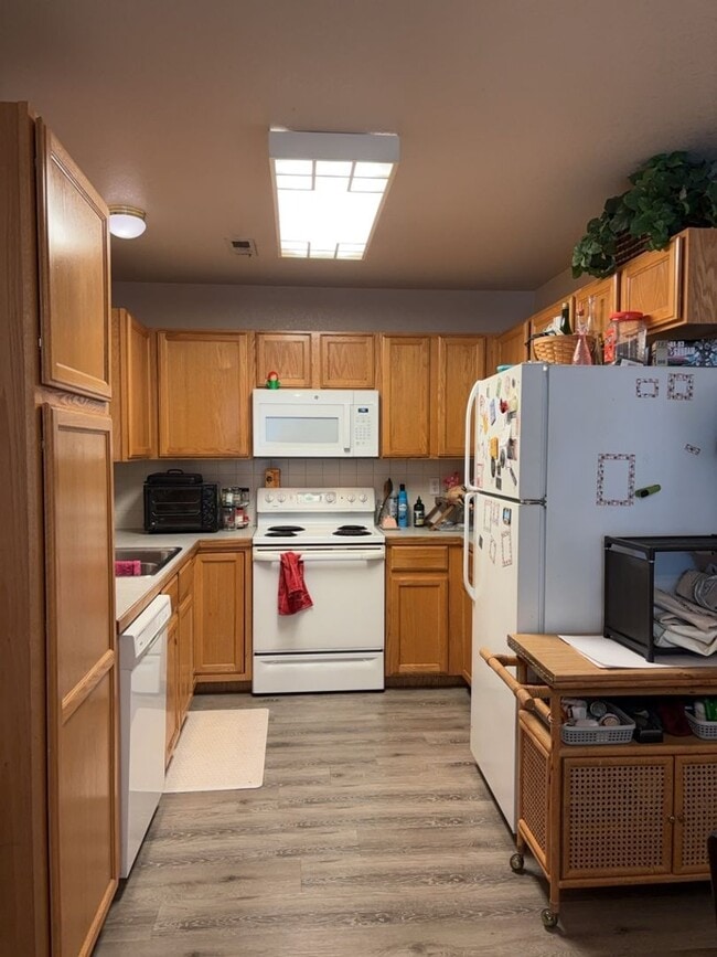 Building Photo - STUDENTS WELCOME! 3 Bed, 2 Bath Duplex in West Fort Collins close to Foothills