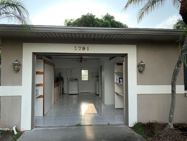 Building Photo - 3 Bed, 2 Bath Home for Rent in Northeast St. Pete