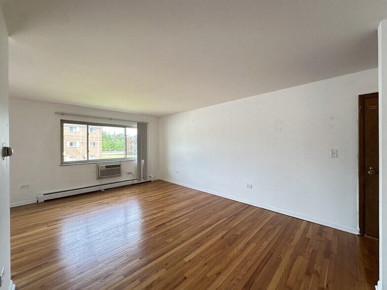 Building Photo - 1653 Oakwood Ave