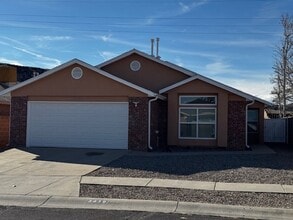 Building Photo - Spacious & Immaculate 3-Bed / 2-Bath Home
