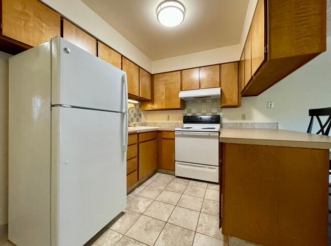 Building Photo - Irvington Top Floor 1 Bed~ Off Street Park...