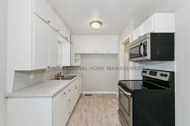 Building Photo - Updated 3 bed / 2 bath house With Exceptio...