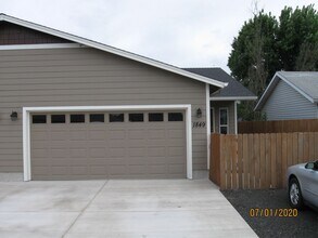 Building Photo - Must See 3 Bedroom with Fenced Yard!