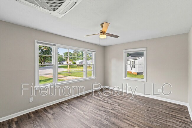Building Photo - 2541 Rhodes Dr
