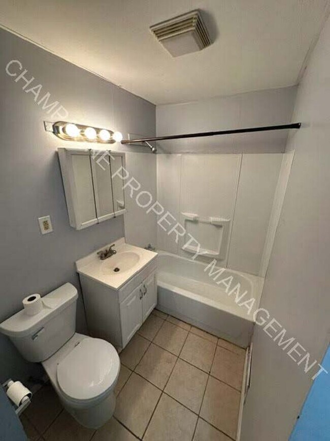 Building Photo - Single Family Home in Ruskin - All Voucher...
