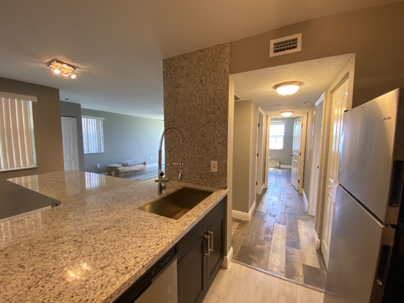 Building Photo - 2831 N Oakland Forest Dr