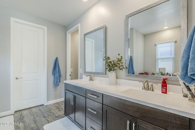 Building Photo - 9935 E Thornbush Ave