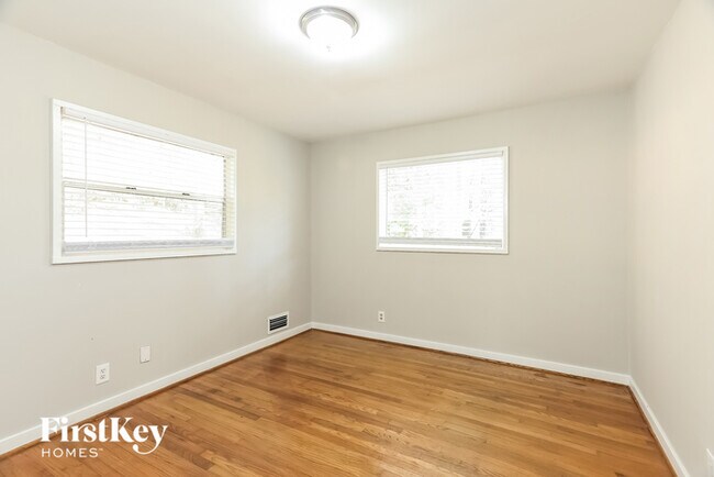 Building Photo - 3364 Valley Park Dr