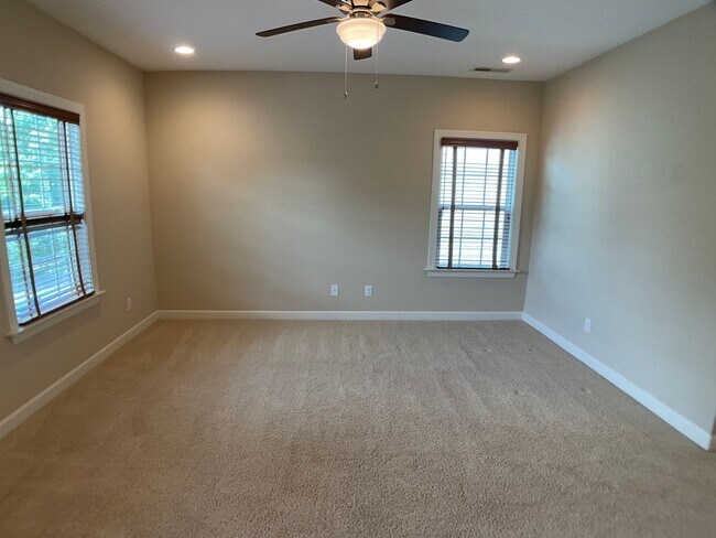 Building Photo - Absolutely Gorgeous and Spacious in Renais...