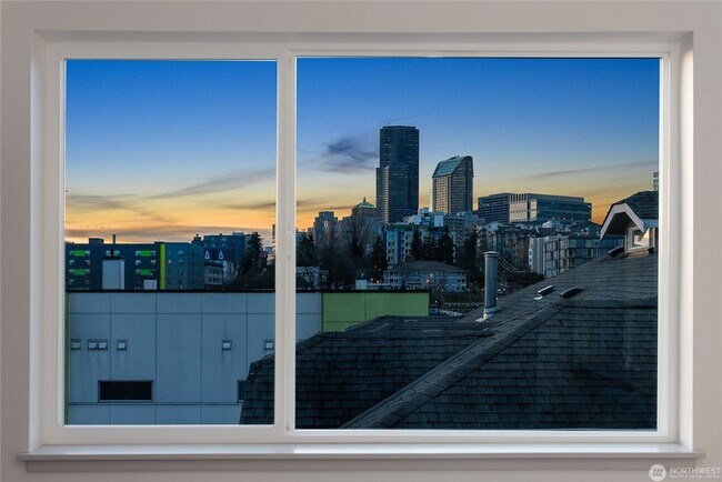 Building Photo - 3Bd/3.25Ba Seattle House