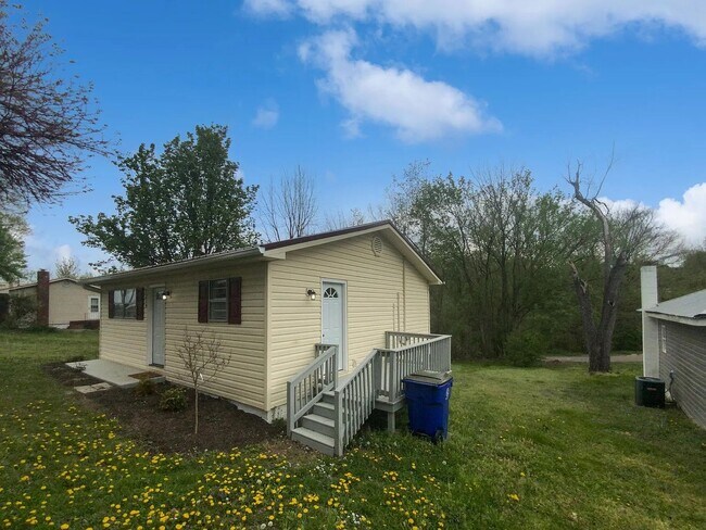 Building Photo - Small Cottage Home