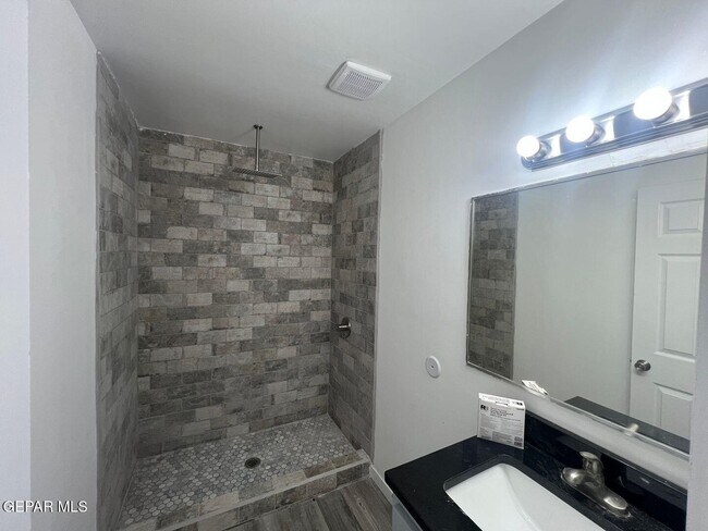 Building Photo - 530 S Yarbrough Dr