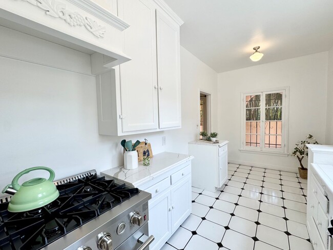 Building Photo - 221 S Gramercy Pl