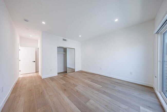 Building Photo - 11311 Collins St