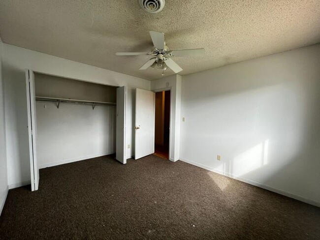 Building Photo - $1,395 | 3 Bedroom, 1.5 Bathroom Townhome ...