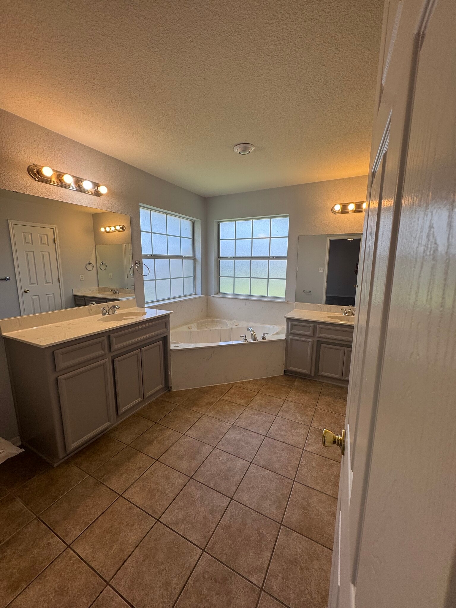 Master bathroom - 4301 Capri Dr