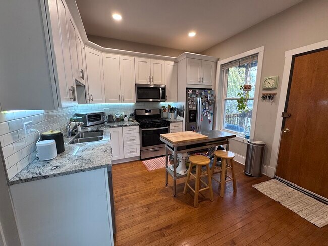 Building Photo - 2251 W Giddings St