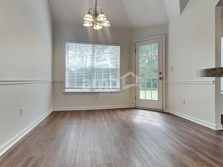 Building Photo - 8981 Oak Grove Blvd