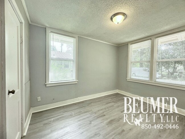 Building Photo - Updated 1 bed/1 bath Cottage for Rent