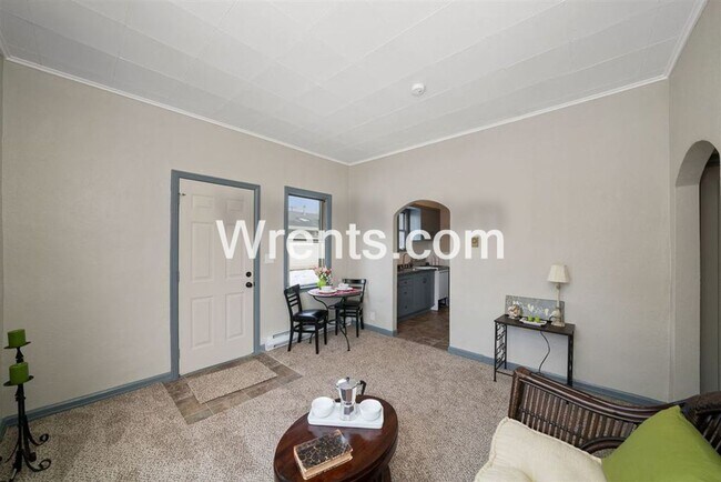 Building Photo - 1712 E Sanson Ave