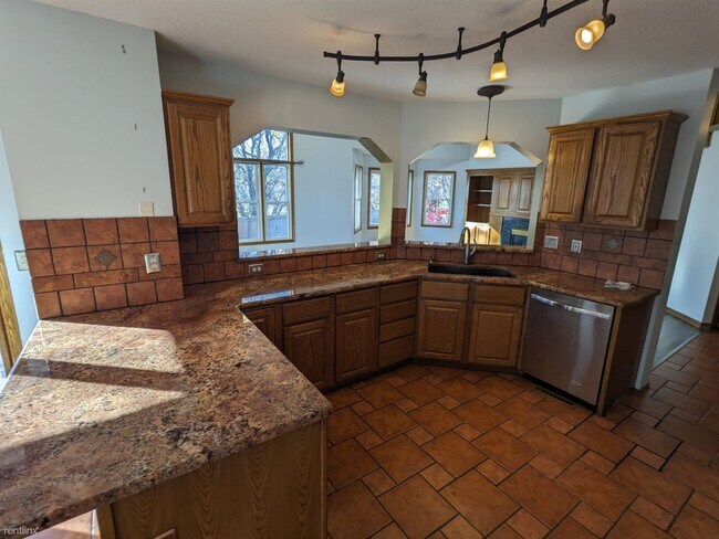 Building Photo - 4 br, 4 bath House - 409 West Concord Road