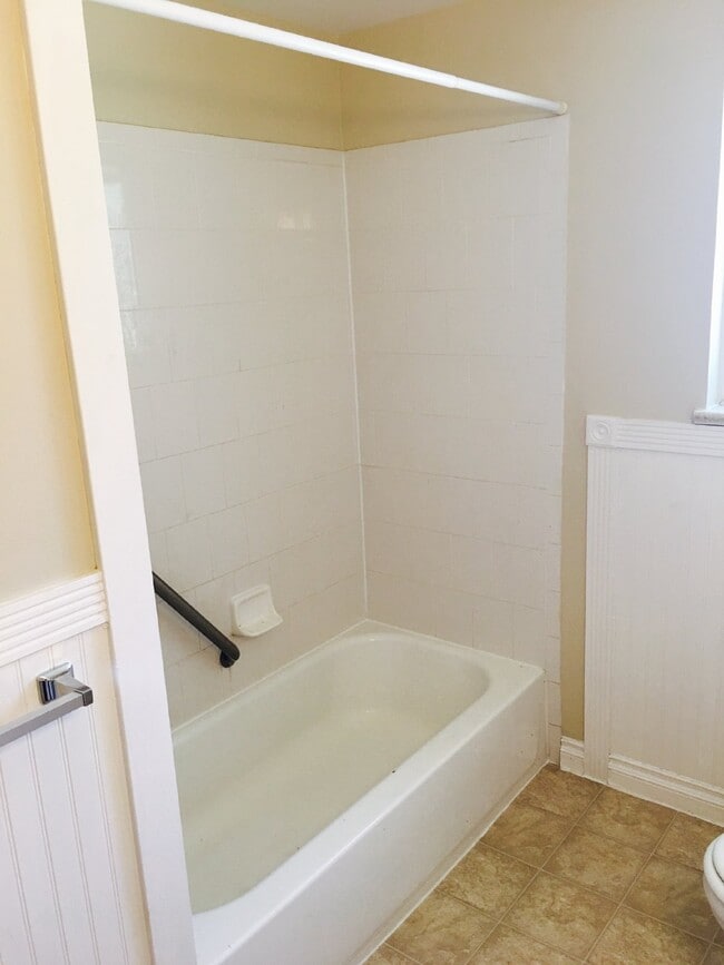 Building Photo - Spacious 4BR/2BA Home with HUGE Yard! AVAI...