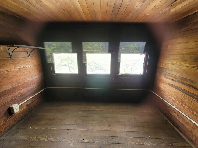 Building Photo - 809 Ferdinand Ave SW